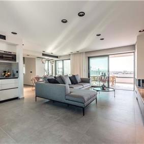 3 bedroom penthouse apartment with pool in Chania town, sleeps 6